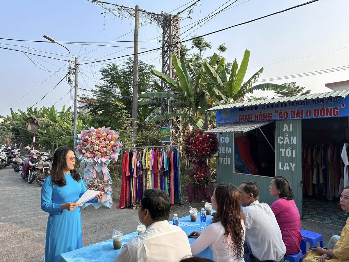 Đà Nẵng: Chị em phụ nữ hào hứng chọn áo dài ở gian hàng 0 đồng