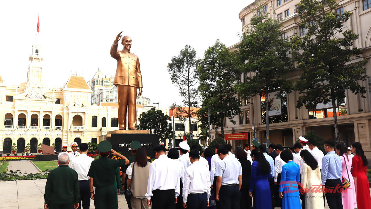 Đoàn đại biểu Trung ương và TP Hồ Chí Minh dâng hương tưởng niệm Chủ tịch Hồ Chí Minh