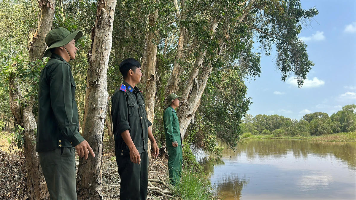 Những người thầm lặng ngày đêm gìn giữ rừng tại Vườn quốc gia Tràm Chim. (Ảnh: Trung Ngãi).