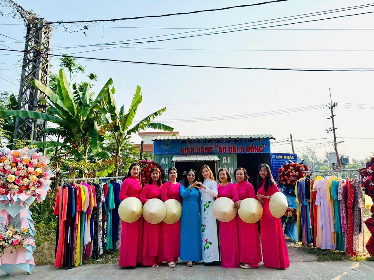 Đà Nẵng: Chị em phụ nữ hào hứng chọn áo dài ở gian hàng 0 đồng