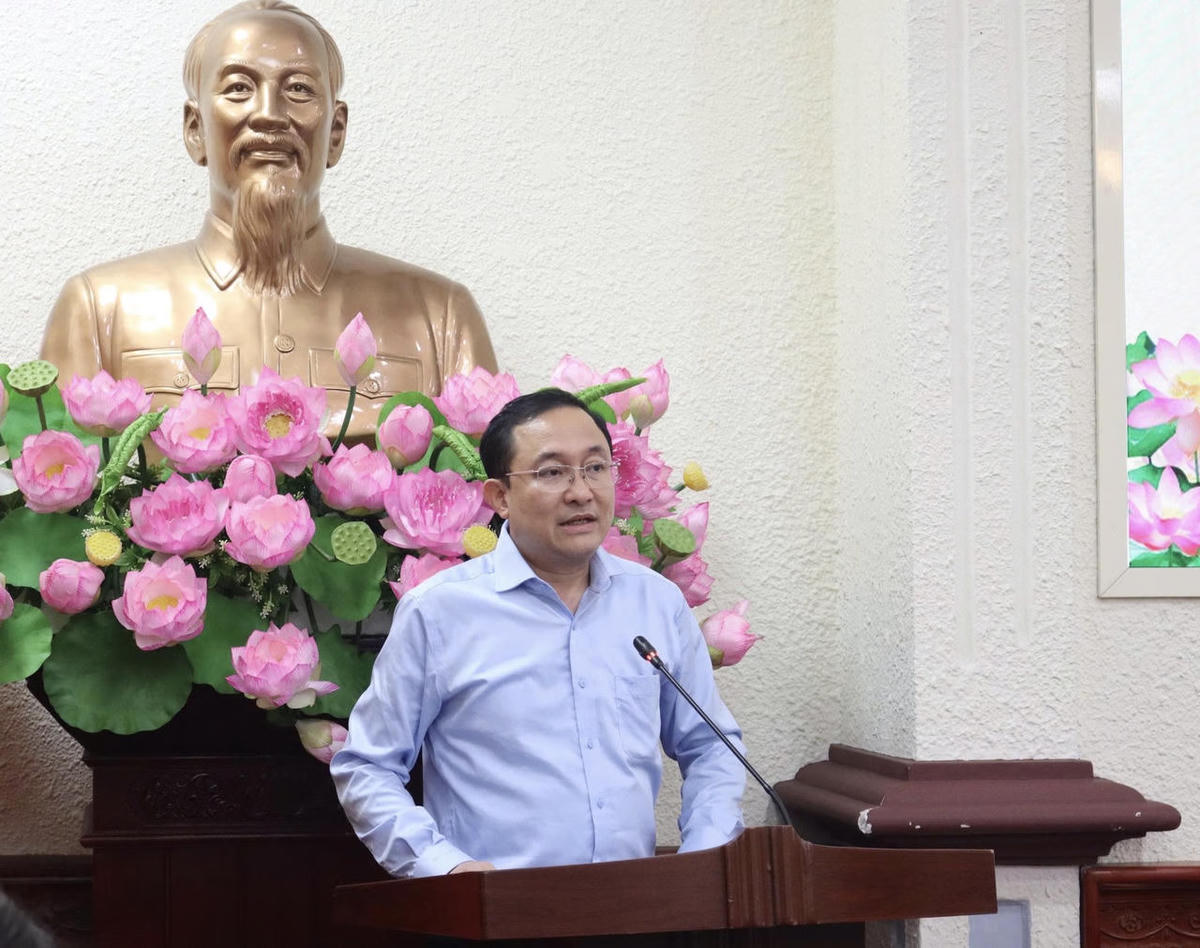 Phó Cục trưởng Cục PBGDPL và Trợ giúp pháp lý Phan Hồng Nguyên trình bày dự thảo Luật.
