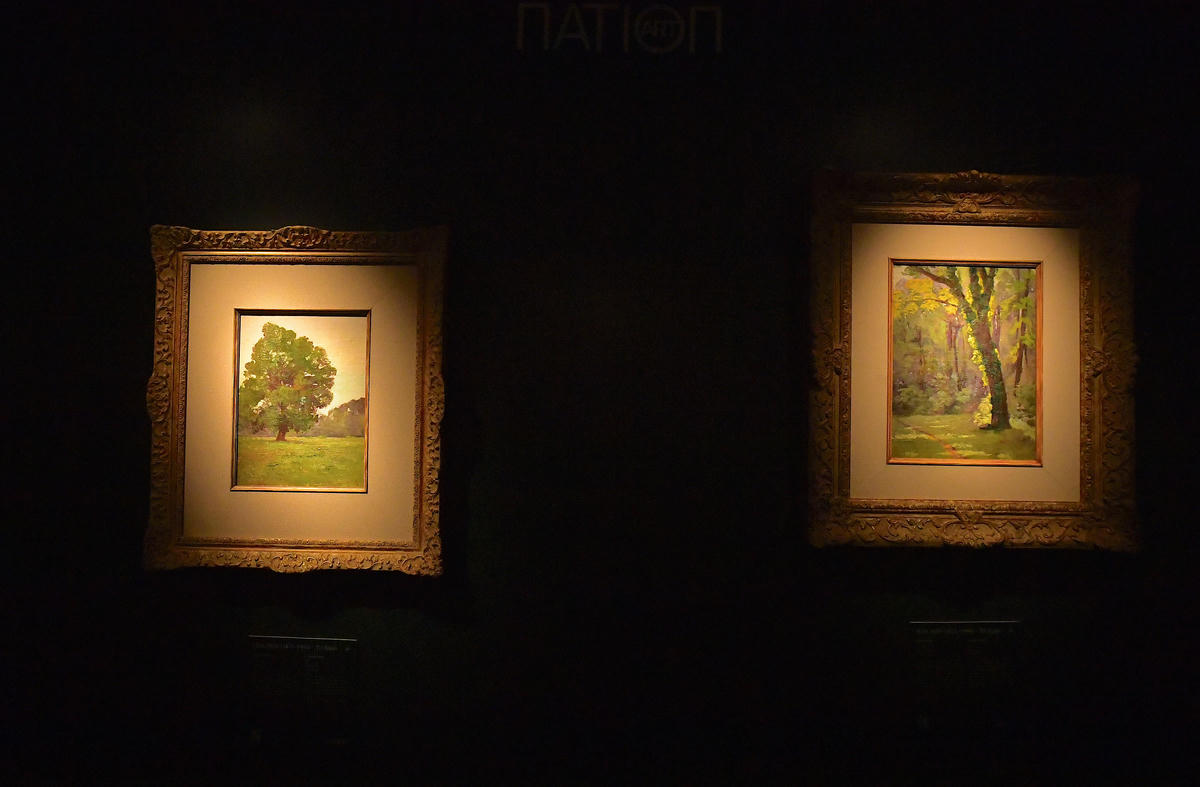 Một số bức họa của vua Hàm Nghi tại triển lãm.