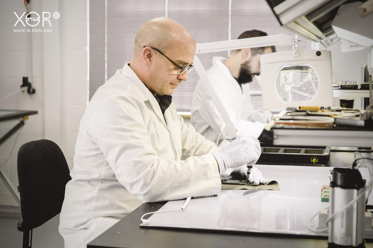 Đội ngũ nghệ nhân Anh quốc đang chế tác từng chiếc điện thoại xa xỉ XOR (Ảnh: XOR Vietnam).