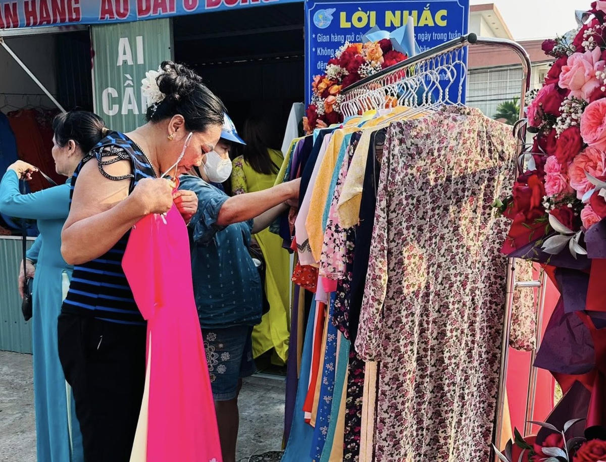 Đà Nẵng: Chị em phụ nữ hào hứng chọn áo dài ở gian hàng 0 đồng