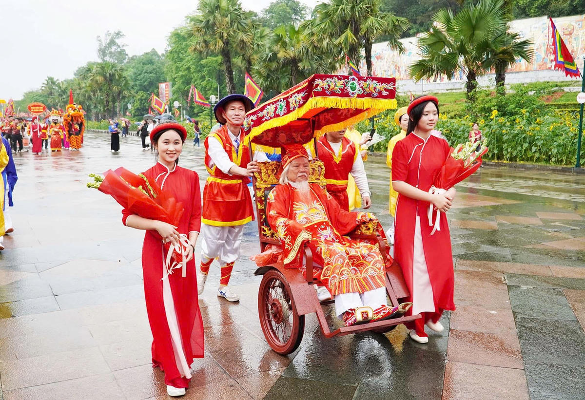 Có cả cụ cao niên tham dự lễ rước kiệu và cùng diễn xướng. Ảnh: Tùng Duy.