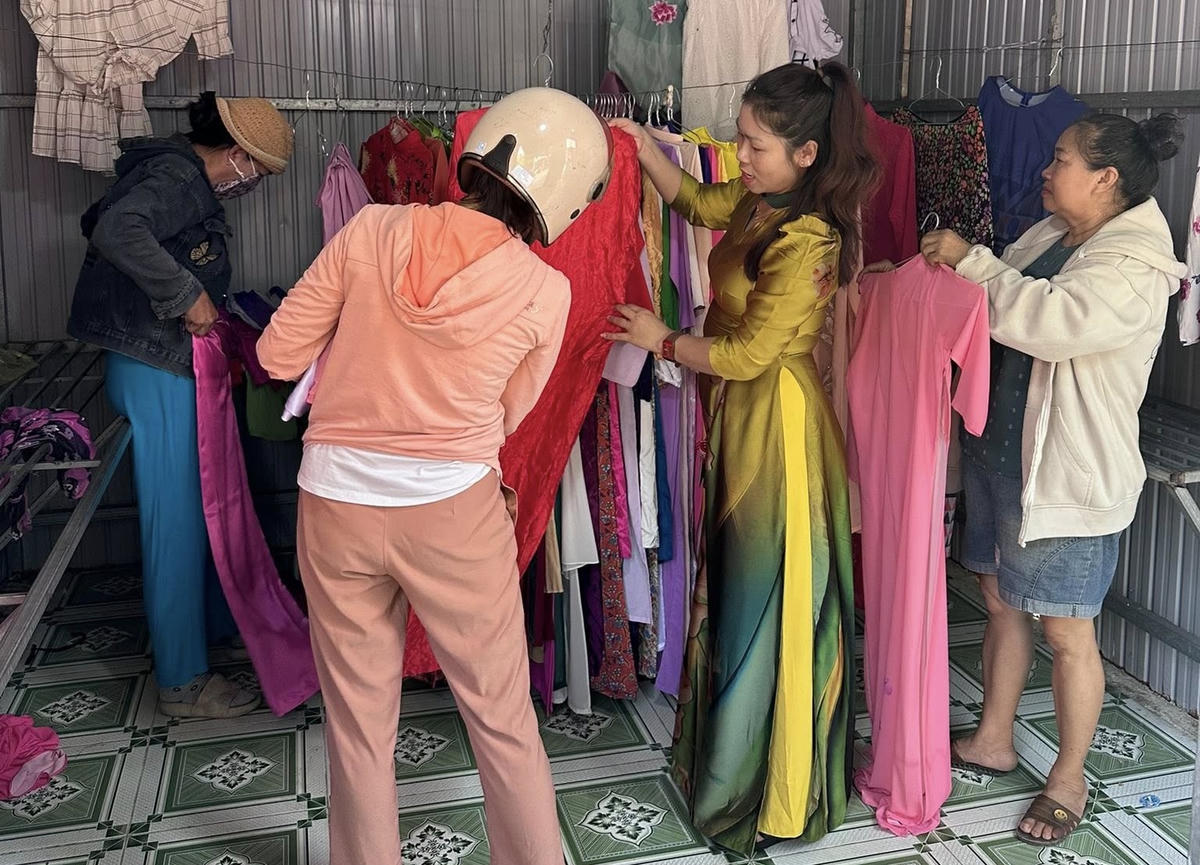 Đà Nẵng: Chị em phụ nữ hào hứng chọn áo dài ở gian hàng 0 đồng