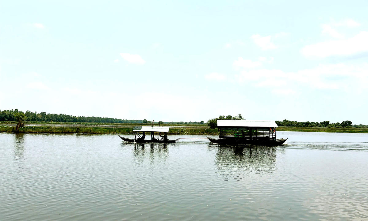 Khách du lịch trải nghiệm tham quan Vườn quốc gia Tràm Chim bằng xuồng. (Ảnh: Trung Ngãi).