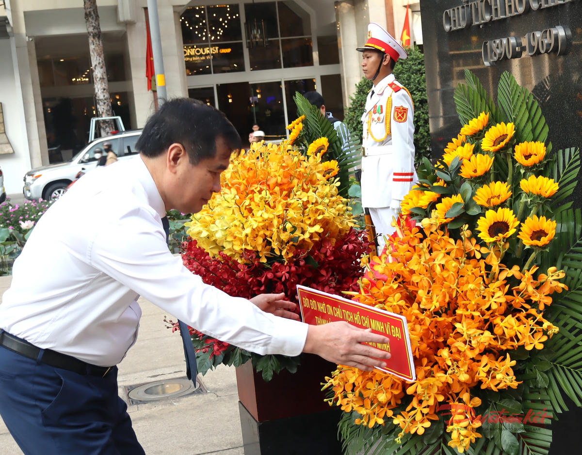 Ông&nbsp;Phan Xuân Thủy, Phó Trưởng ban Tuyên giáo và Dân vận Trung ương chỉnh hoa trước tượng đài Chủ tịch Hồ Chí Minh. Ảnh: T.Luân.