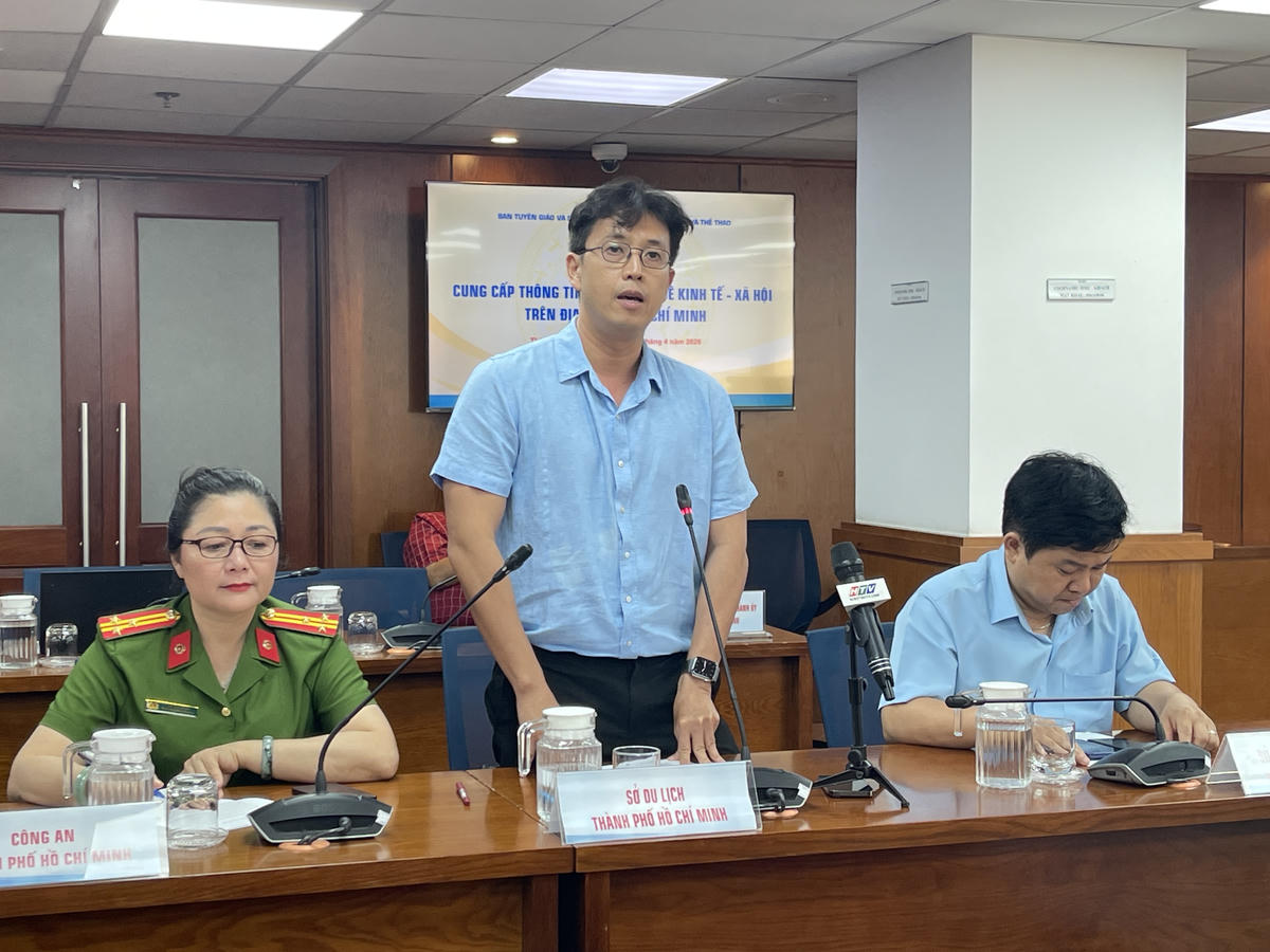 Ông Trần Ngọc Đông Quân (đứng) phát biểu tại buổi họp báo. Ảnh: Đ.Xá.