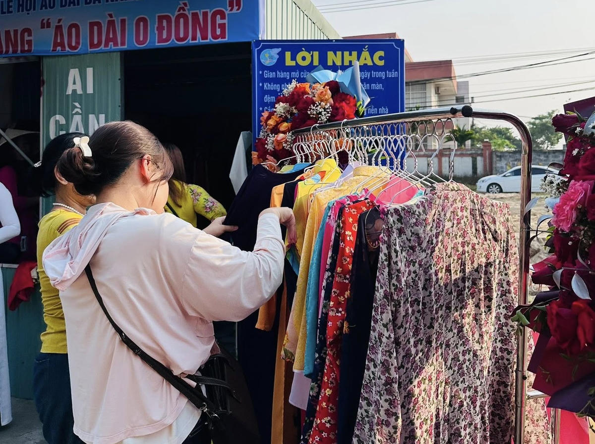 Đà Nẵng: Chị em phụ nữ hào hứng chọn áo dài ở gian hàng 0 đồng