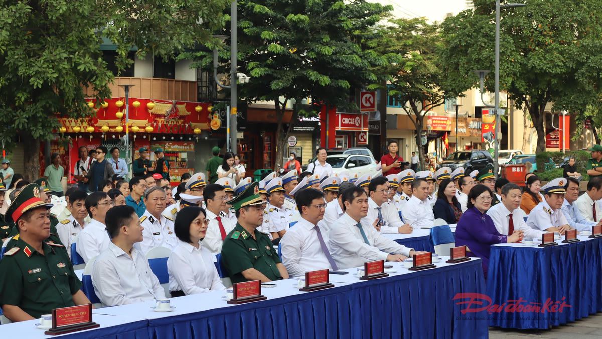 Đại biểu tham dự triển lãm. Ảnh: T.Luân
