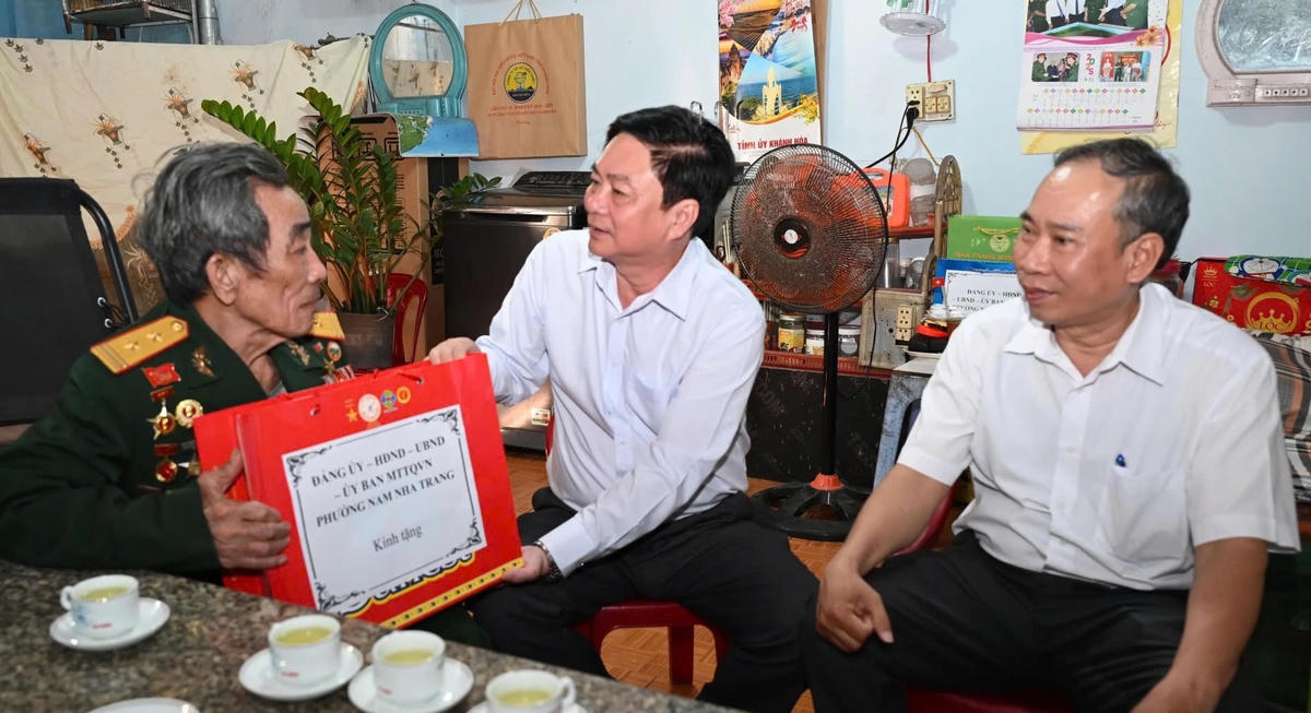 Ông Lữ Thanh Hải, Phó Chủ tịch Thường trực HĐND tỉnh Khánh Hòa và lãnh đạo phường Nam Nha Trang tặng quà tri ân Anh hùng Lực lượng vũ trang nhân dân Nguyễn Đức Quân.