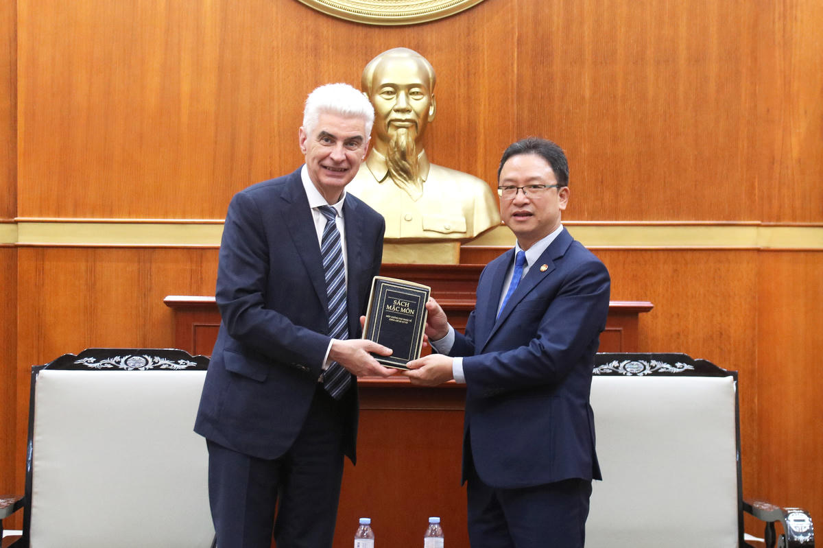 Ông Nguyễn Văn Thanh nhận quà lưu niệm từ&nbsp;ông Gerald Jean Causse.