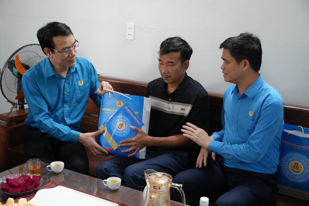 Lãnh đạo Tổng LĐLĐ Việt Nam và LĐLĐ tỉnh Quảng Ninh tặng quà và động viên gia đình anh Vũ Hồng Ngọc (phố Chùa Bằng, phường Quảng Yên) nỗ lực vượt qua hoàn cảnh, ổn định cuộc sống. Ảnh: QMG