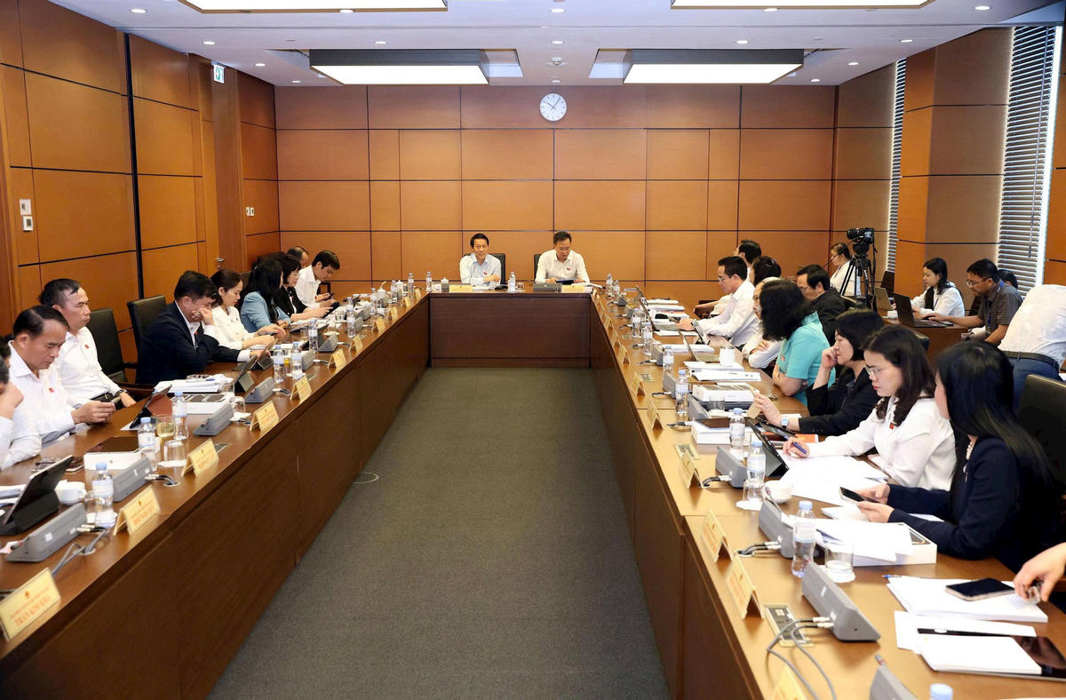 Quang cảnh Phiên thảo luận tại Tổ 5 (Đoàn đại biểu Quốc hội tỉnh Hưng Yên và Gia Lai). Ảnh: T. Thành