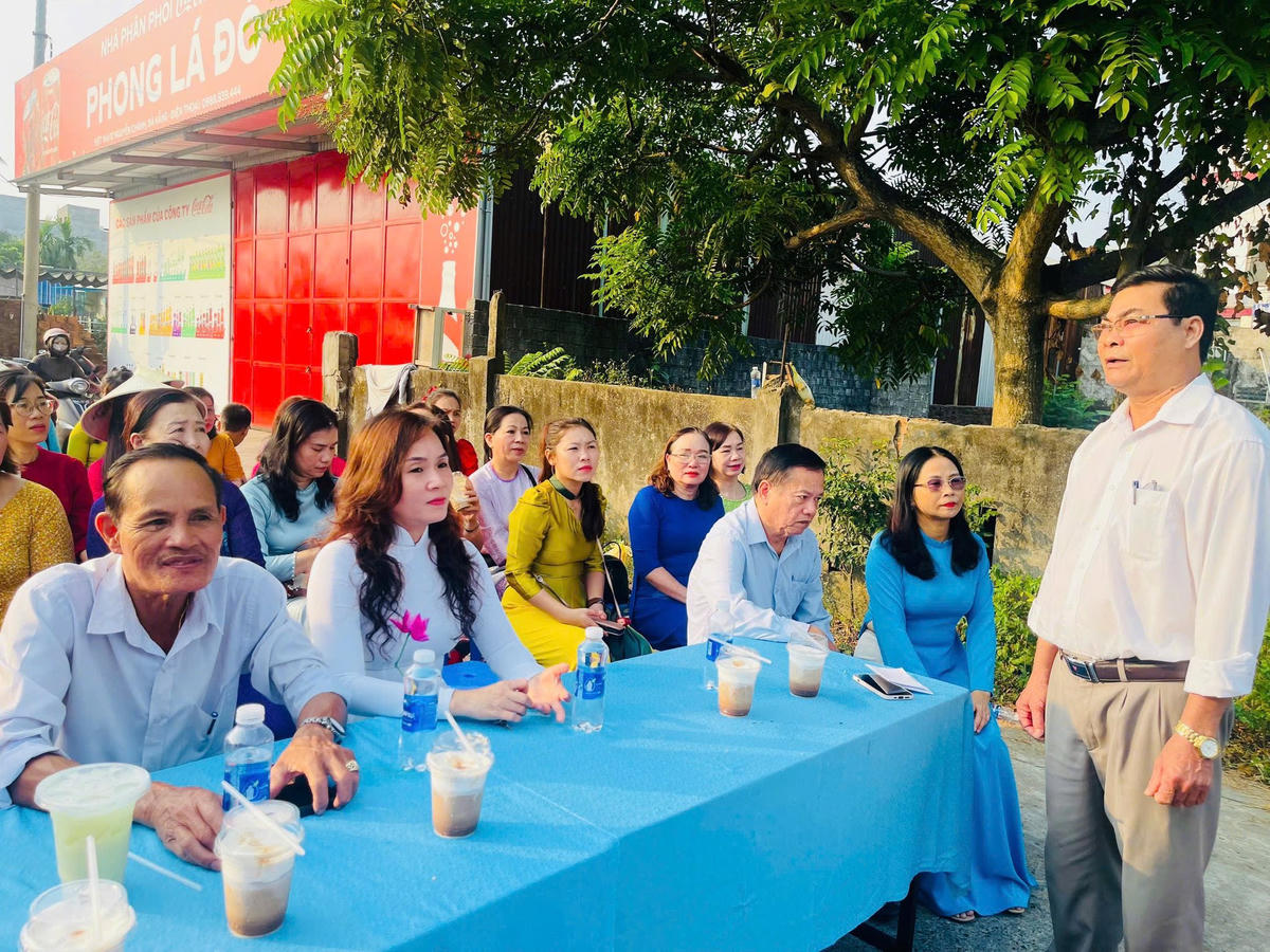 Đà Nẵng: Chị em phụ nữ hào hứng chọn áo dài ở gian hàng 0 đồng