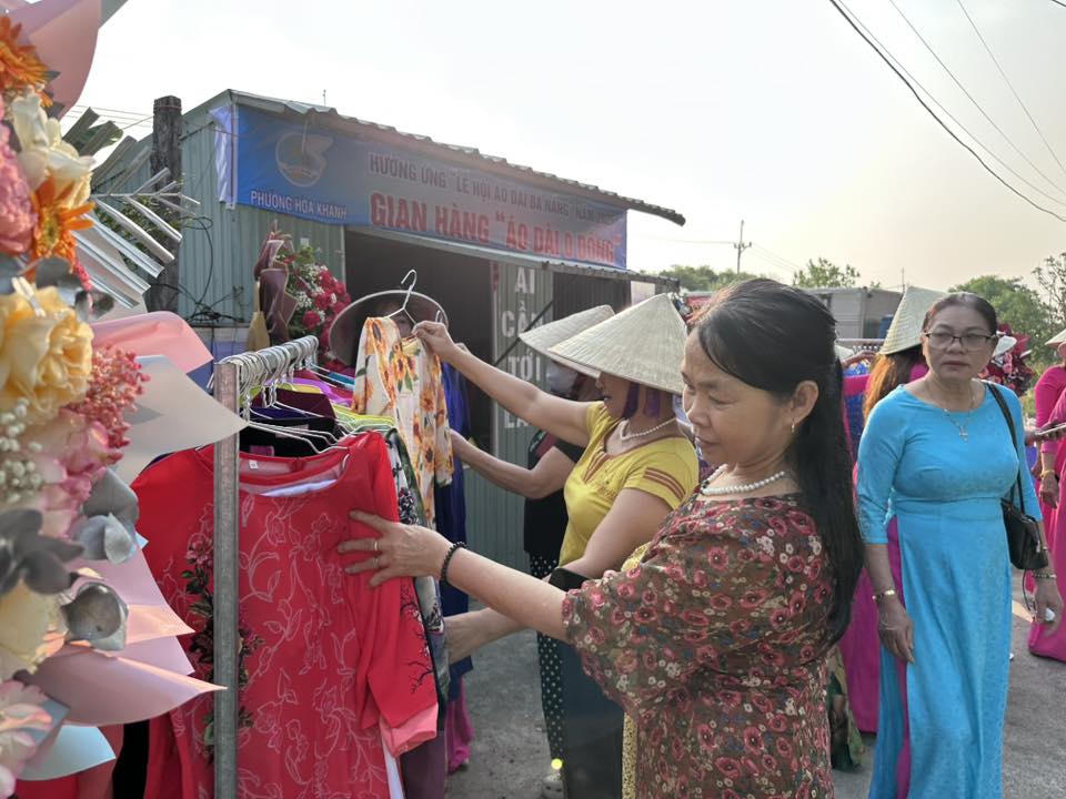 Đà Nẵng: Chị em phụ nữ hào hứng chọn áo dài ở gian hàng 0 đồng