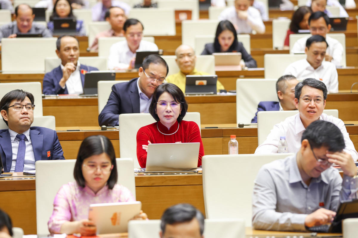 Các đại biểu tham dự phiên họp chiều 23/4