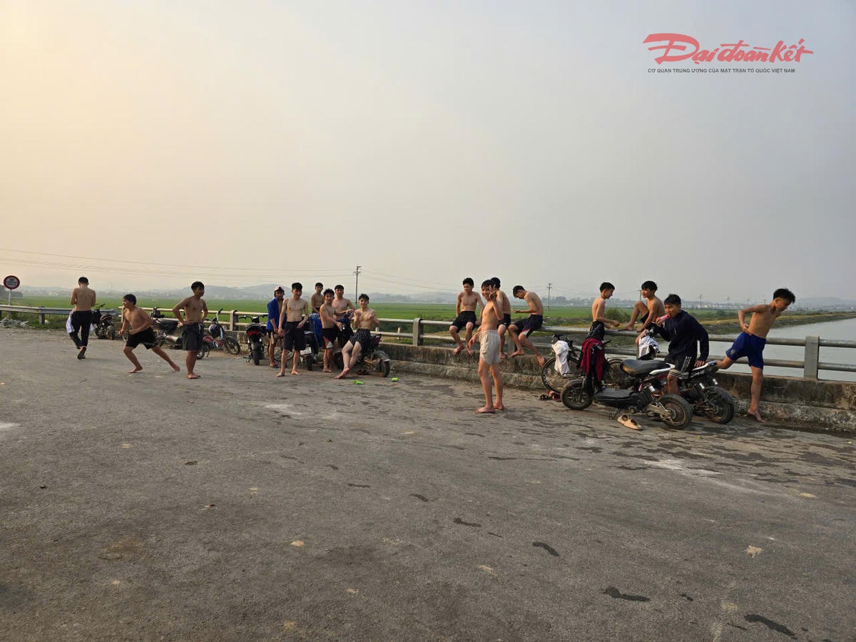 Trẻ em tụ tập tắm kênh Vách Bác đoạn qua xã Yên Thành, Nghệ An để giải nhiệt.&nbsp;