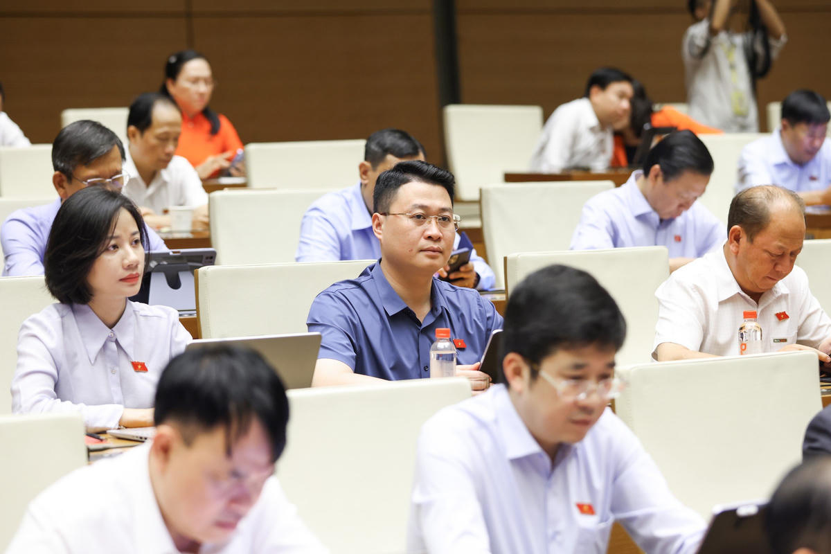 Các đại biểu tham dự phiên họp chiều 23/4