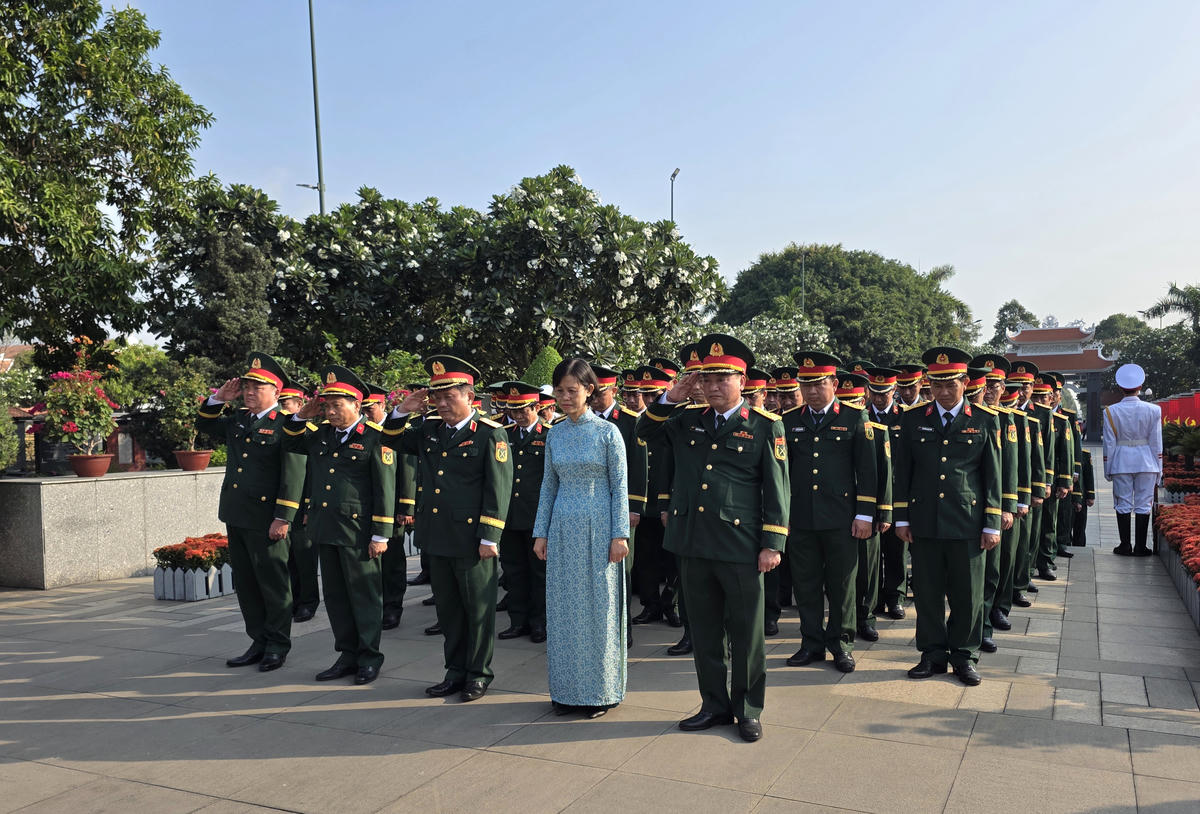 Đoàn đại biểu Quân khu 7 viếng Nghĩa trang liệt sĩ TP Hồ Chí Minh