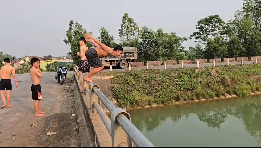 Nhiều trẻ lao thẳng xuống kênh với độ cao 3-5m rất nguy hiểm. Ảnh: NP