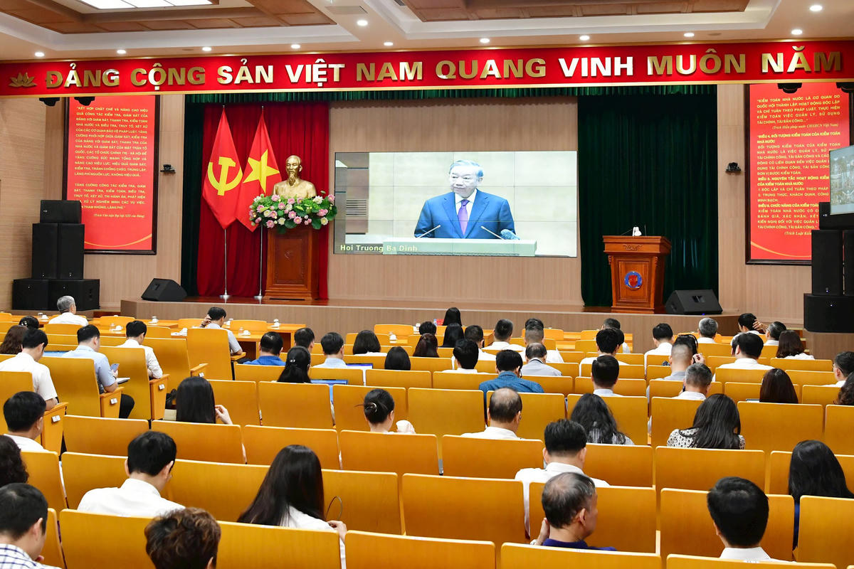 Các đại biểu của Đảng bộ KTNN tham dự ﻿Hội nghị toàn quốc nghiên cứu, học tập, quán triệt và triển khai thực hiện Nghị quyết Hội nghị lần thứ Hai Ban Chấp hành Trung ương Đảng khóa XIV tại điểm cầu Trụ sở KTNN. Ảnh: M. Thúy