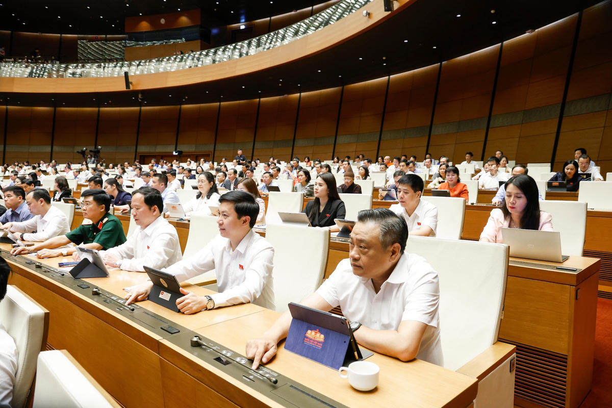 Các đại biểu tham dự phiên họp chiều 23/4