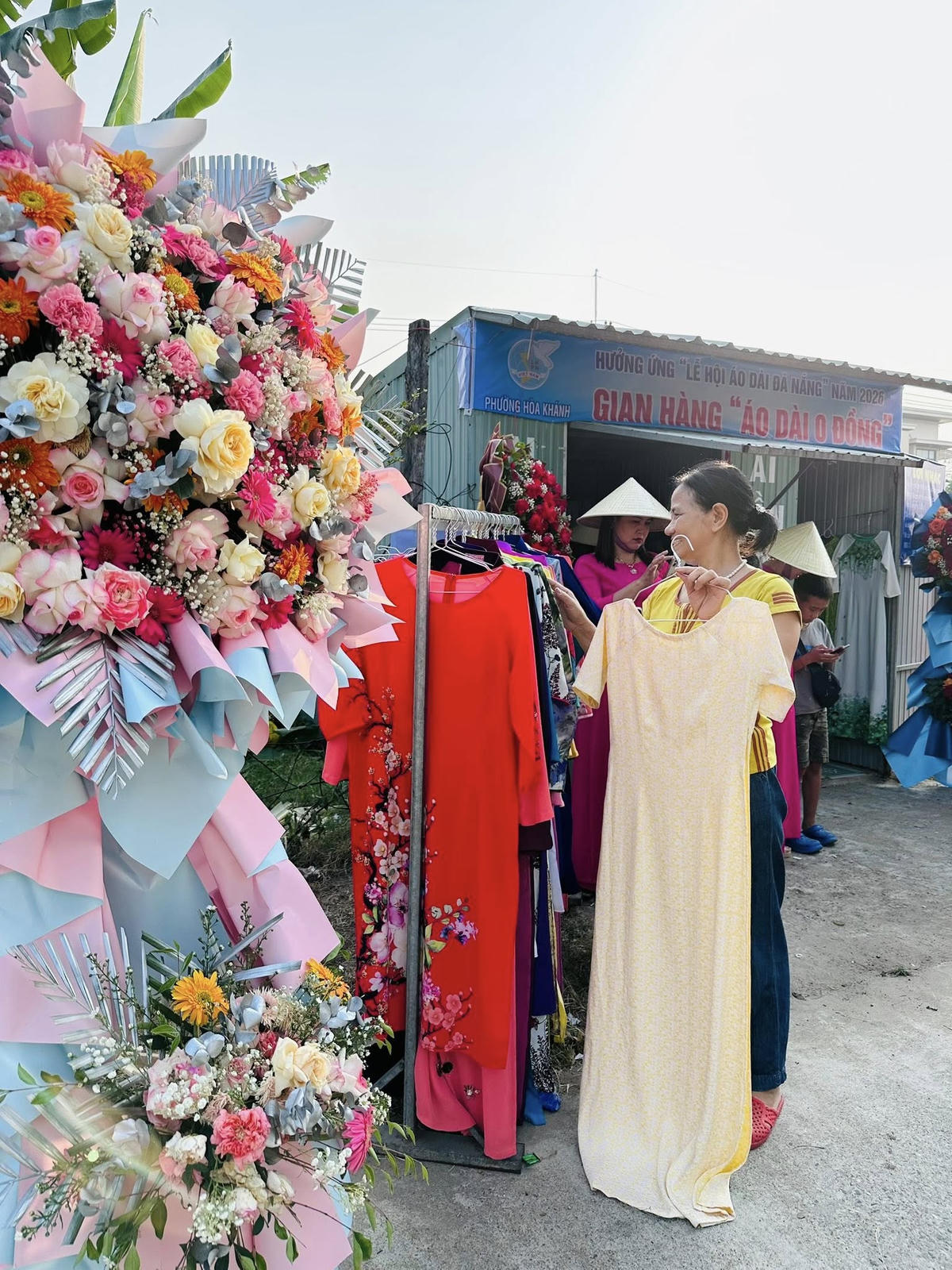 Đà Nẵng: Chị em phụ nữ hào hứng chọn áo dài ở gian hàng 0 đồng