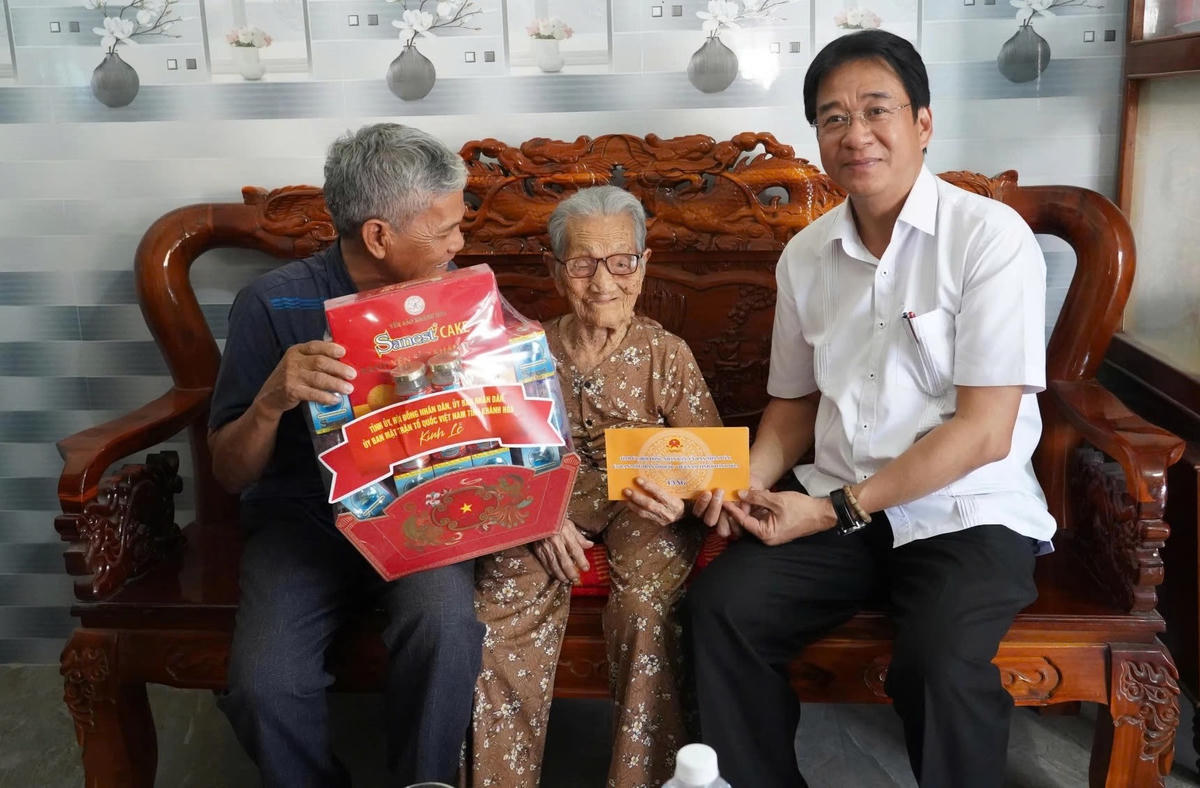 Ông Nguyễn Long Biên, Phó Chủ tịch Thường trực UBND tỉnh Khánh Hòa, tặng quà tri ân Mẹ Việt Nam anh hùng Nguyễn Thị Thiểu.