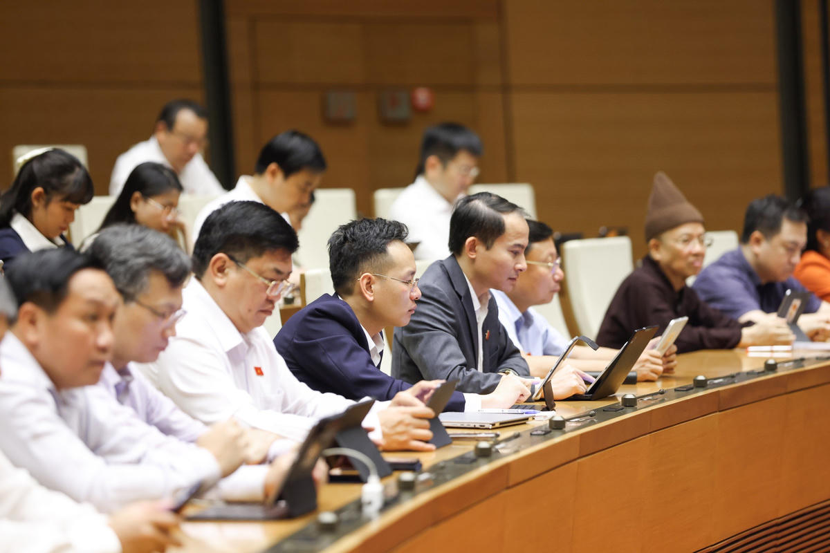 Các đại biểu tham dự phiên họp chiều 23/4