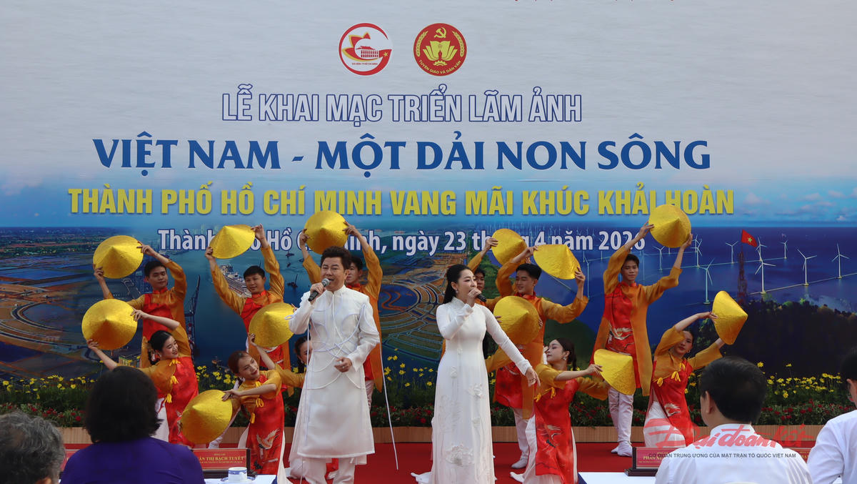 Một tiết mục văn nghệ khai mạc triển lãm. Ảnh: T.Luân.