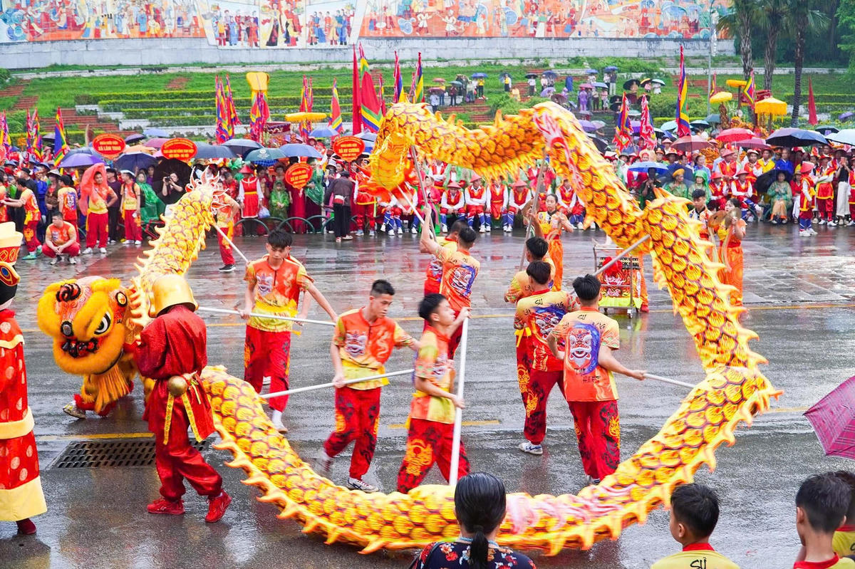 Diễn xướng Lân Sư Rồng tại sân hành lễ. Ảnh: Tùng Duy.