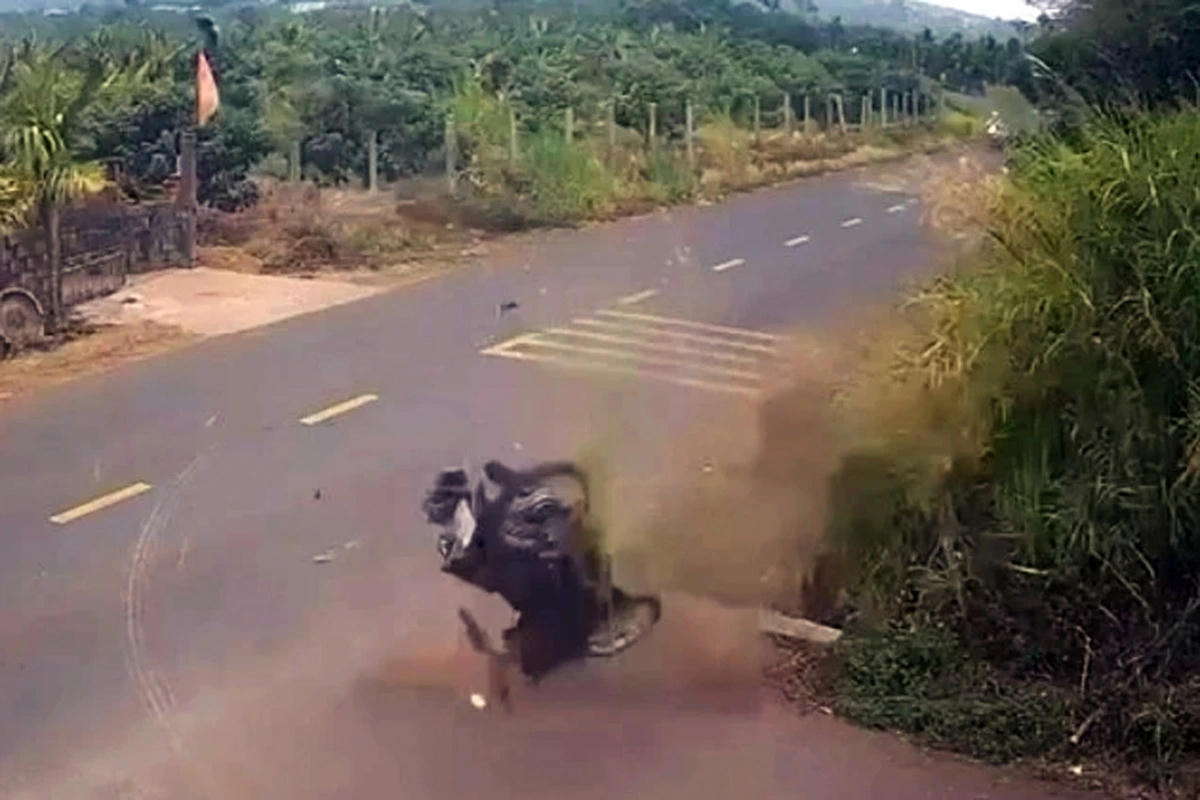 Vụ tai nạn khiến nam sinh lớp 12 tử vong (ảnh cắt từ Clip do người dân chia sẻ)