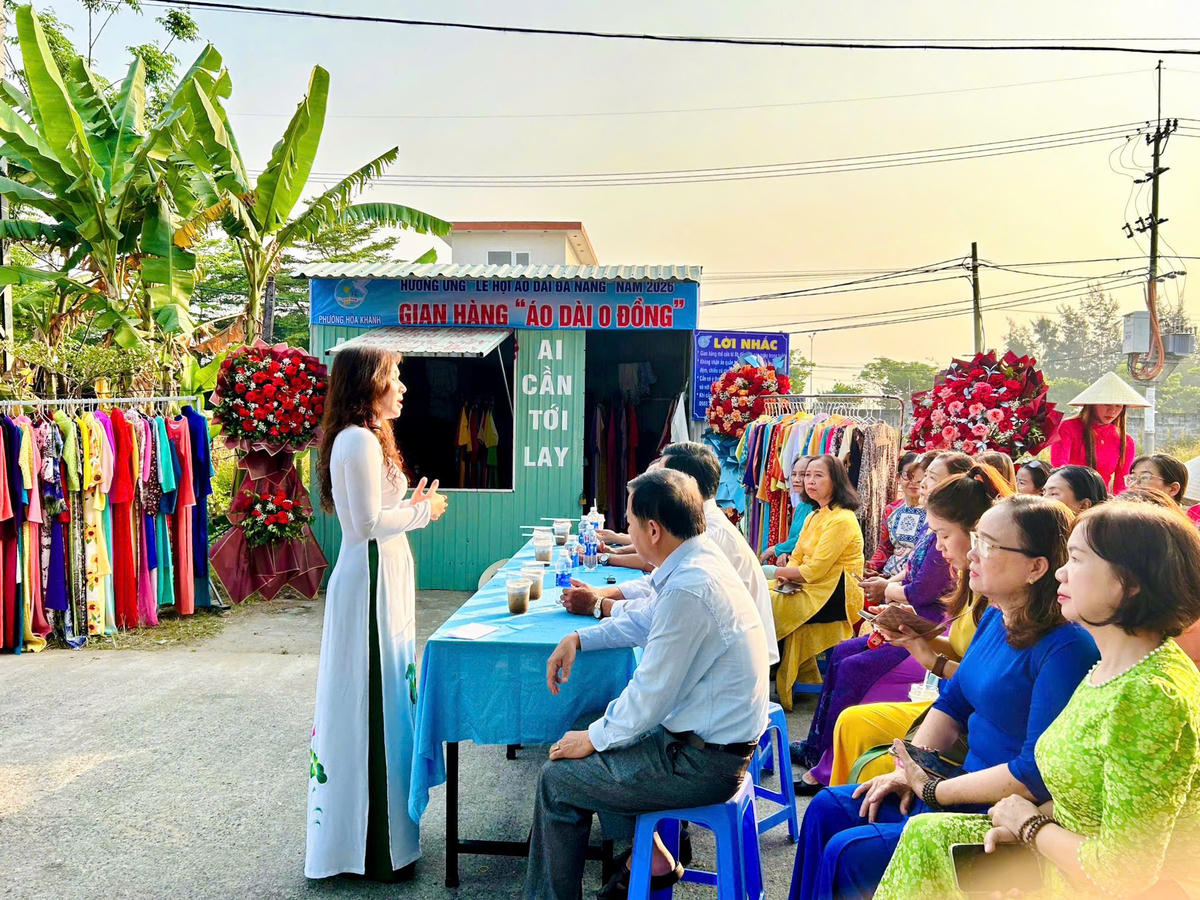 Đà Nẵng: Chị em phụ nữ hào hứng chọn áo dài ở gian hàng 0 đồng