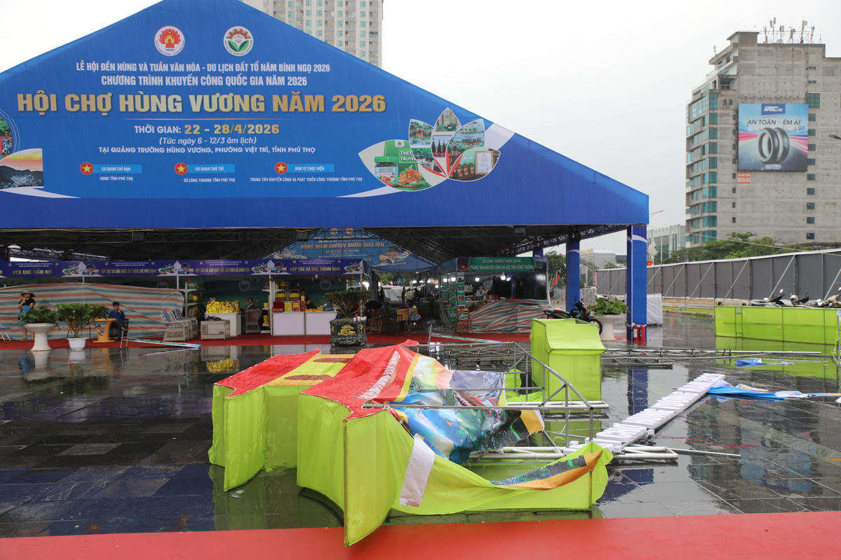 Tiểu thương Hội chợ Hùng Vương bị thiệt hại sau mưa giông