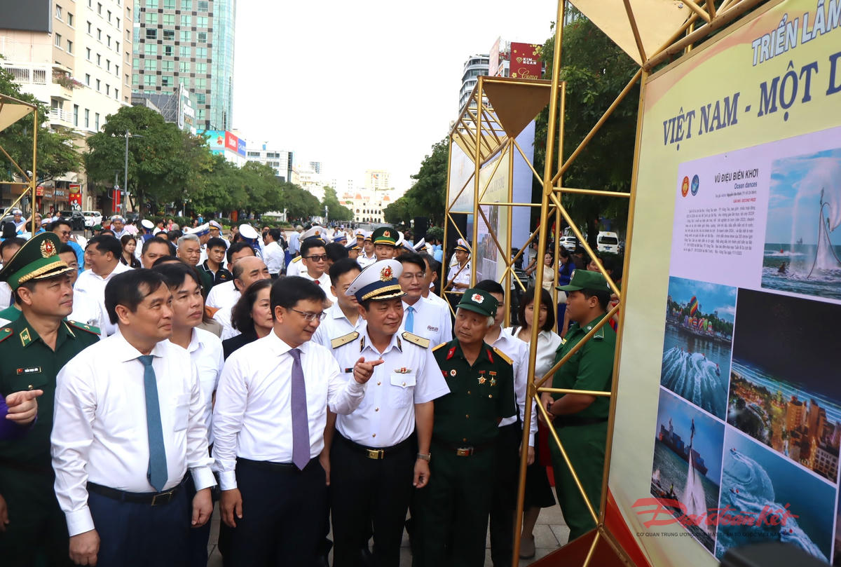 Các đại biểu tham quan triển lãm. Ảnh: T.Luân.