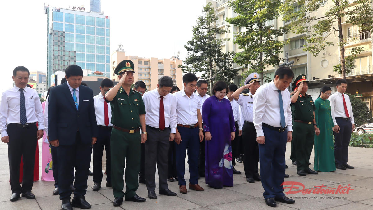 Đoàn đại biểu Trung ương và TP Hồ Chí Minh dâng hương tưởng niệm Chủ tịch Hồ Chí Minh