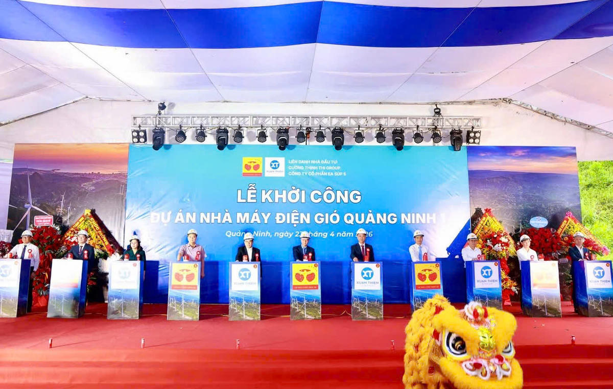 Các đại biểu bấm nút khởi công&nbsp;Dự án Nhà máy điện gió Quảng Ninh 1.