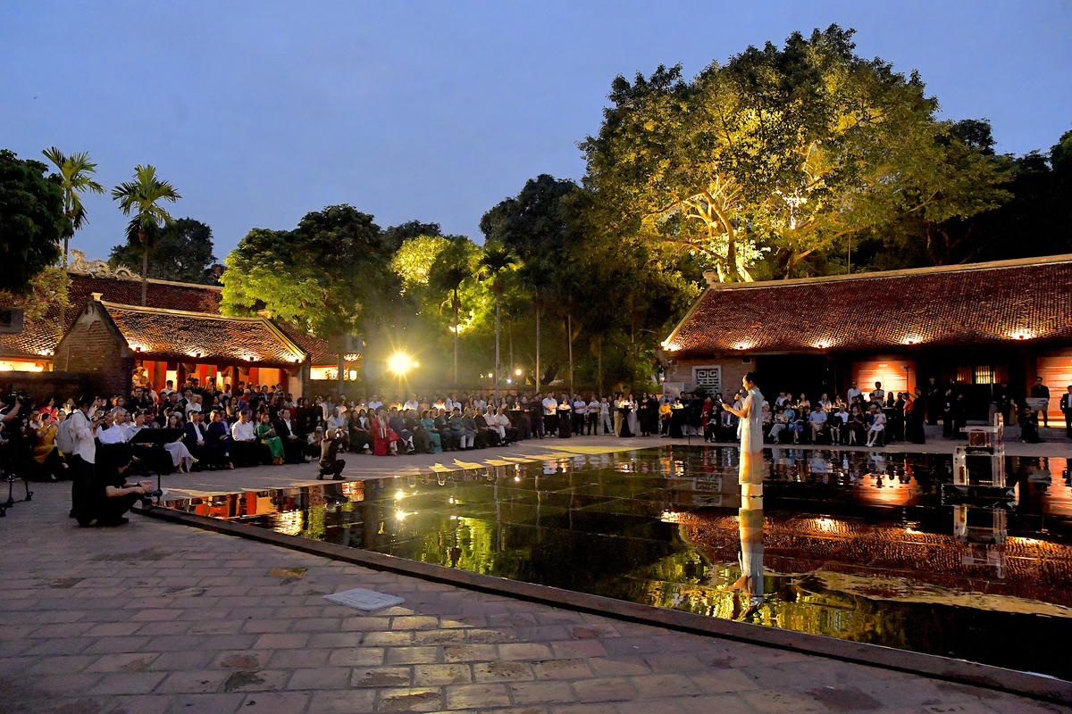 Với tiêu chuẩn trưng bày quốc tế, “Trời, Non, Nước” là triển lãm mỹ thuật Hàm Nghi quy mô lớn đầu tiên được tổ chức tại Thủ đô. Triển lãm này là minh chứng tiêu biểu cho sự giao thoa giữa lịch sử, nghệ thuật và ký ức chung của Việt Nam và Pháp. Thông qua sự kiện, công chúng có cơ hội tiếp cận một góc nhìn giàu cảm xúc của cựu hoàng Hàm Nghi, một nhân vật lịch sử đặc biệt và là một nghệ sĩ tài hoa. 