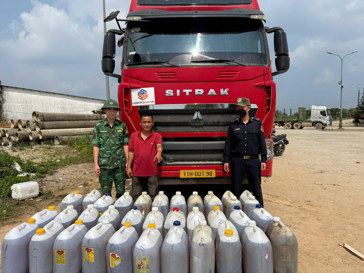 Tang vật số dầu diesel giấu dưới&nbsp;gầm xe rơ-moóc. Ảnh: CV.