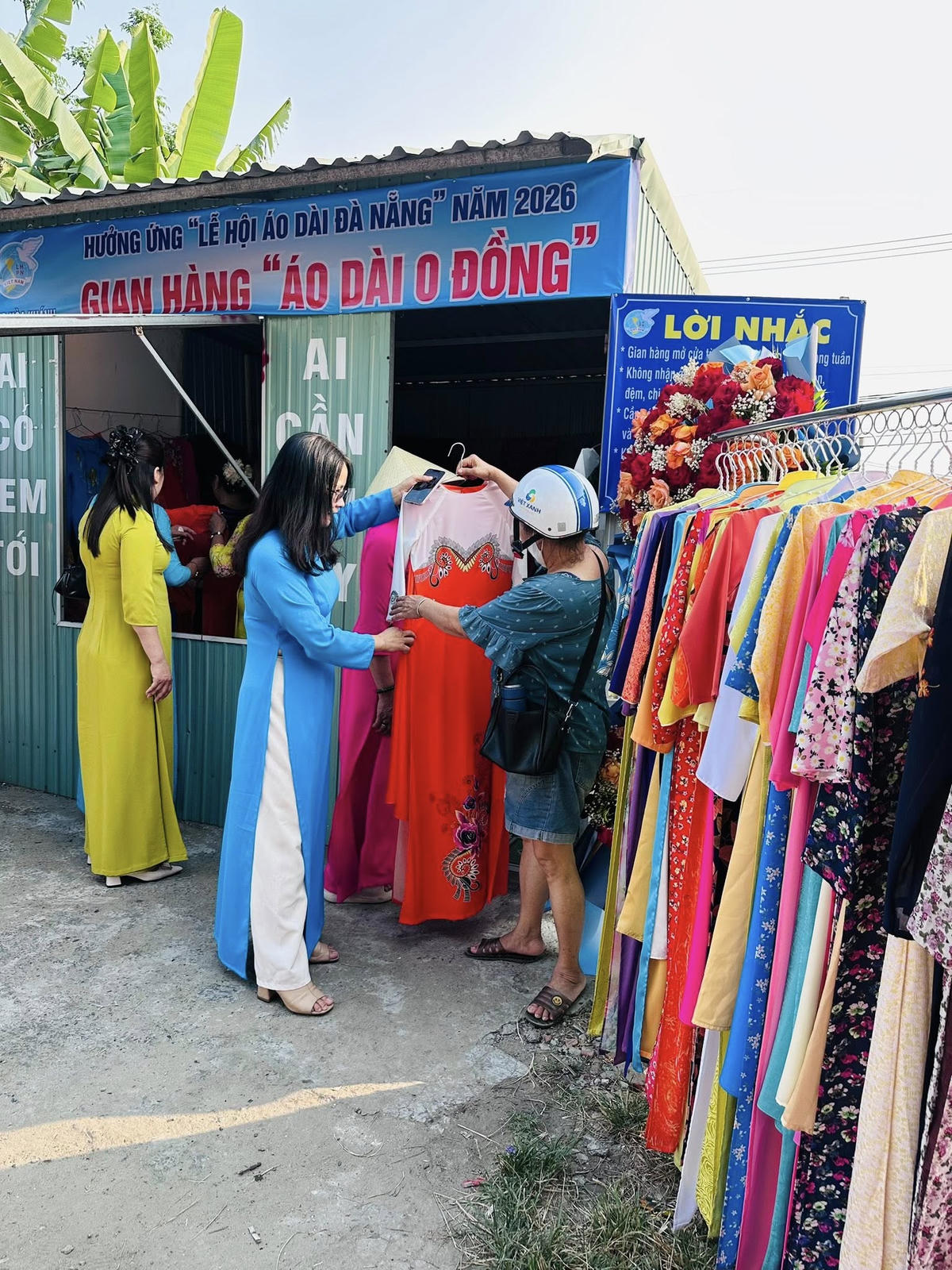 Đà Nẵng: Chị em phụ nữ hào hứng chọn áo dài ở gian hàng 0 đồng