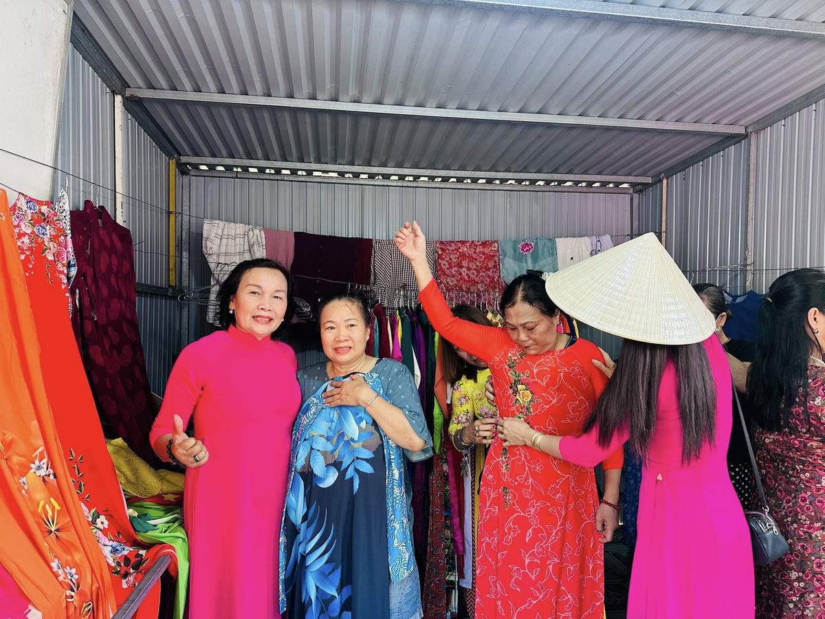 Đà Nẵng: Chị em phụ nữ hào hứng chọn áo dài ở gian hàng 0 đồng