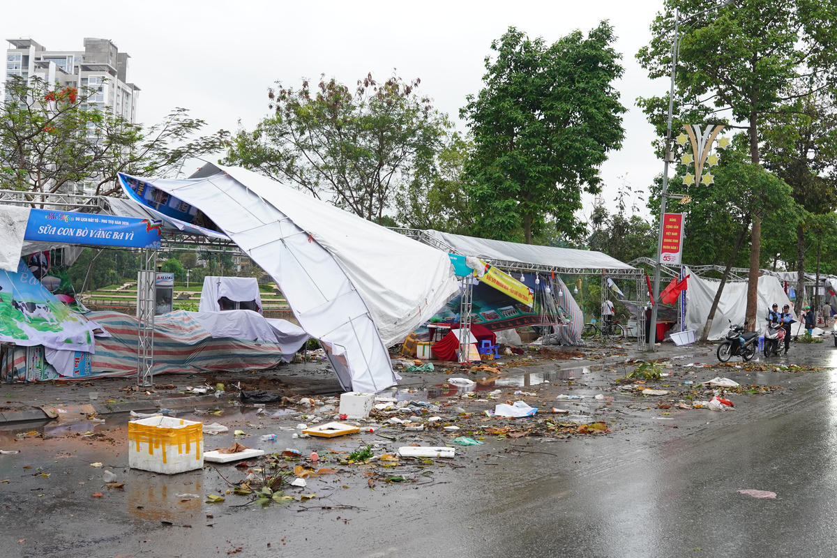 Tiểu thương Hội chợ Hùng Vương bị thiệt hại sau mưa giông