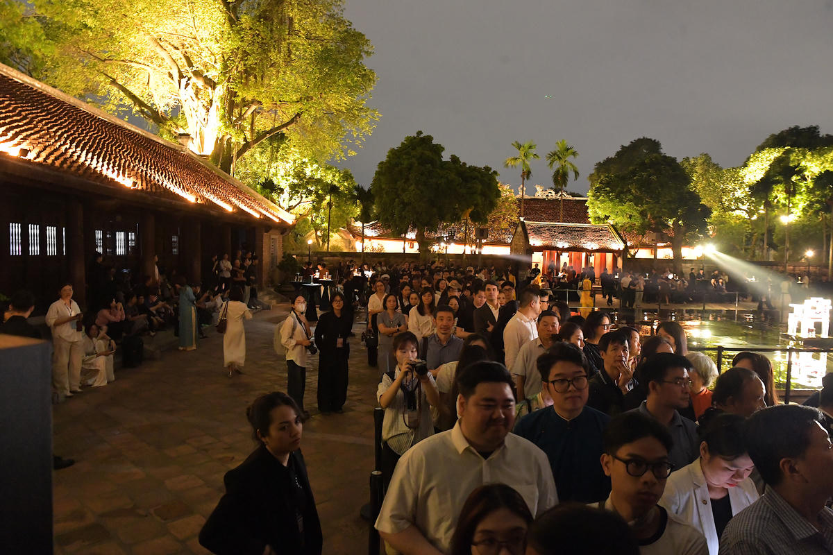 Người dân xếp hàng dài chờ đến lượt vào xem những bức họa của vua Hàm Nghi.