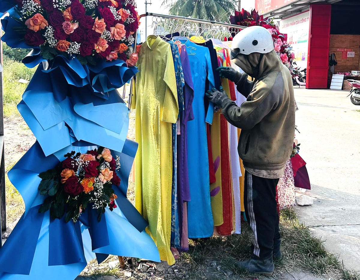 Đà Nẵng: Chị em phụ nữ hào hứng chọn áo dài ở gian hàng 0 đồng