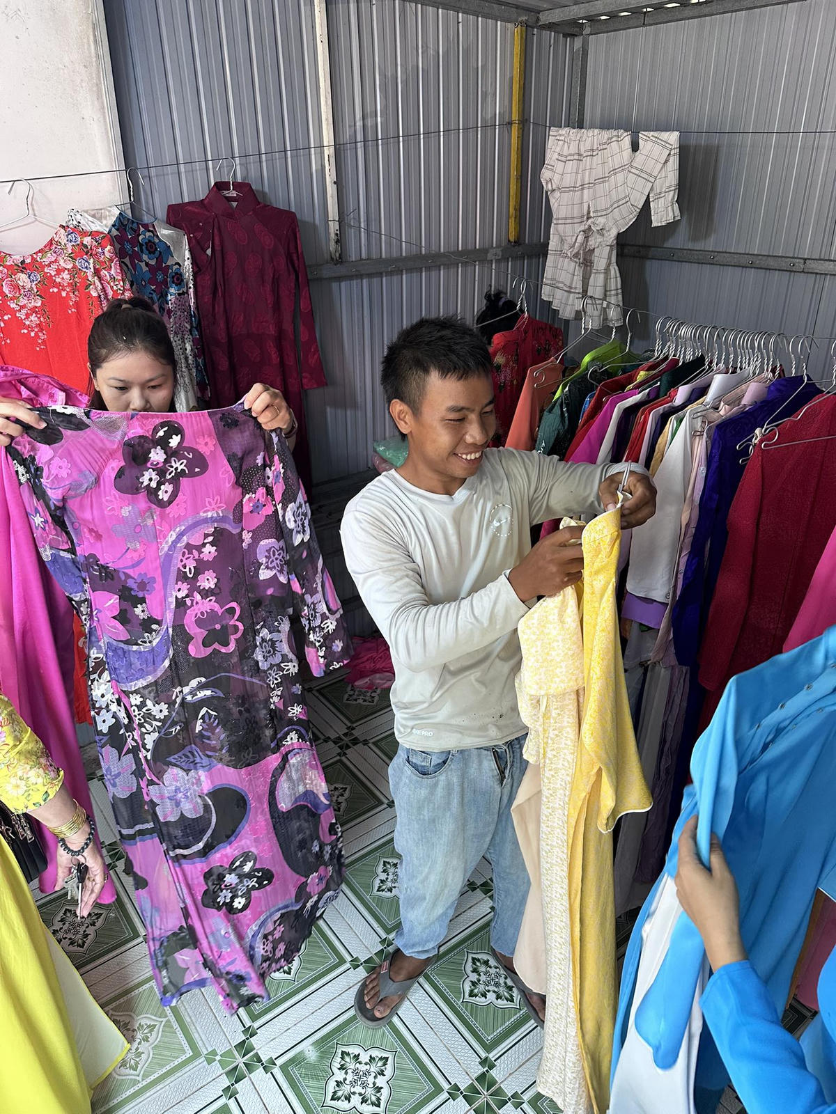 Đà Nẵng: Chị em phụ nữ hào hứng chọn áo dài ở gian hàng 0 đồng