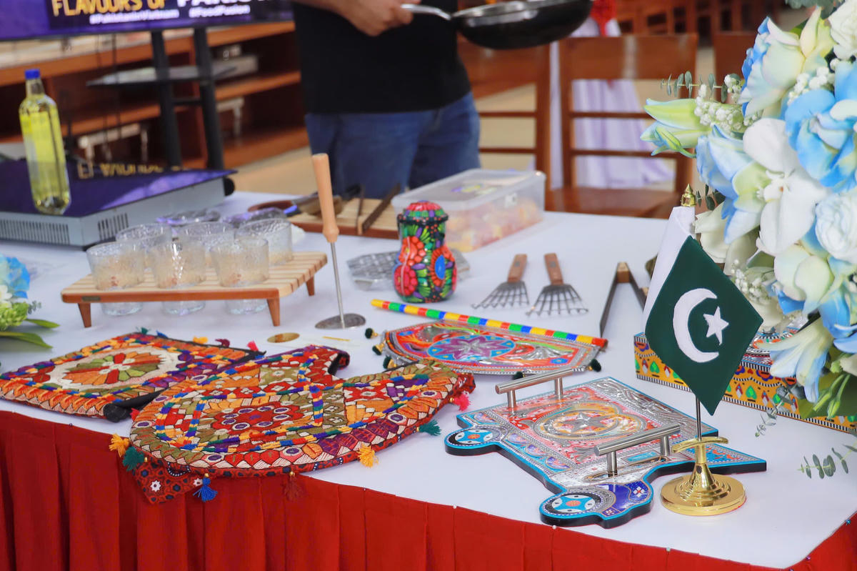 Dụng&nbsp;cụ nấu ăn và trang trí trong nét ẩm thực của Pakistan.