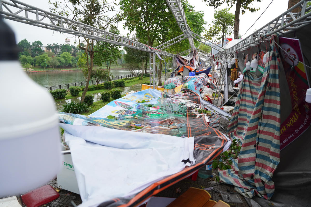 Tiểu thương Hội chợ Hùng Vương bị thiệt hại sau mưa giông