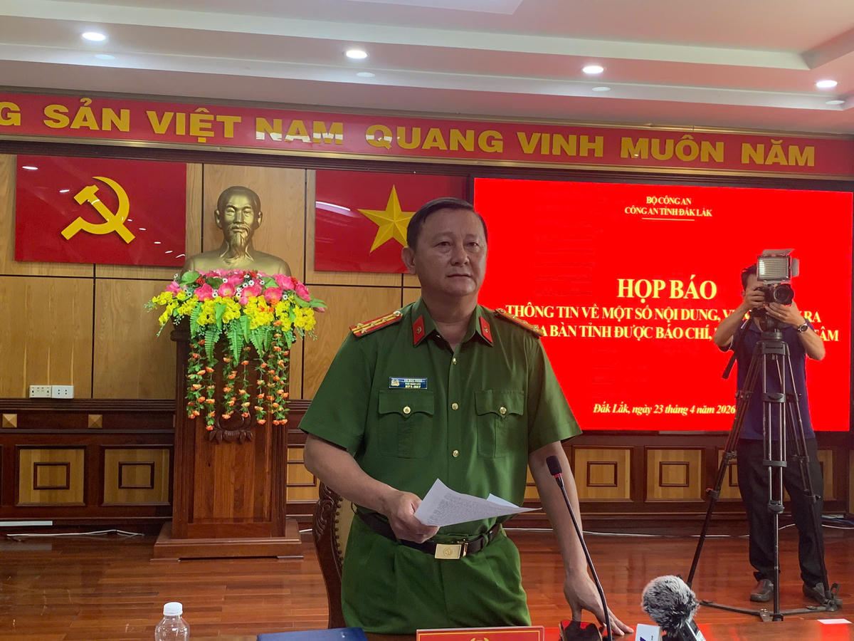 Đại tá Võ Duy Tuấn, Phó Giám đốc Công an tỉnh cung cấp thông tin tại buổi họp báo. Ảnh:&nbsp; VT.